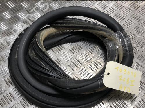 Used Rubber door seal PEUGEOT 208 II (UB_, UP_, UW_, UJ_) 1.5 BlueHDI 100 (102 hp) 31203211