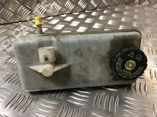 Used Brake fluid reservoir NISSAN PRIMASTAR Van (X83) 2.0 dCi 115 (114 hp) 31202857
