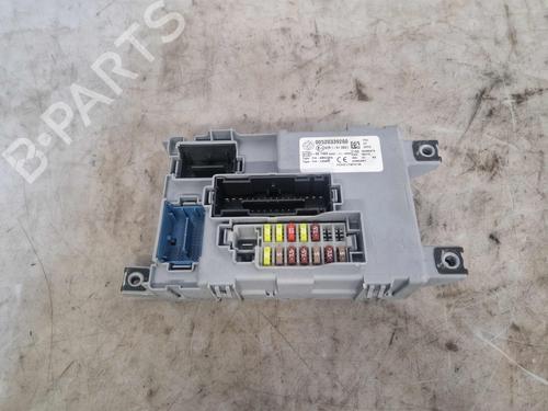 Used Fuse box Fuse box 39266707 39266707