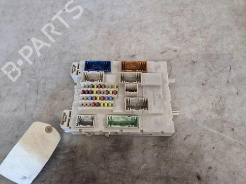 Used Fuse box Fuse box 39072004 39072004
