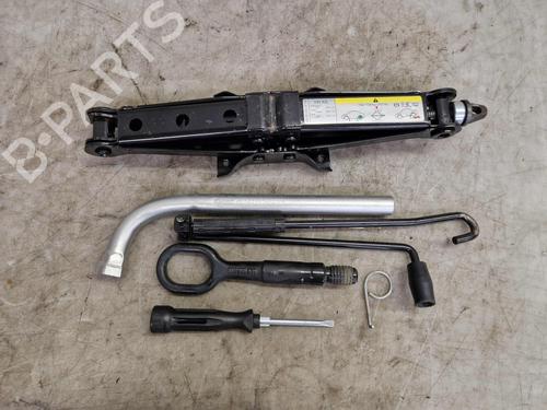 Used Jack Kit VW GOLF VII (5G1, BQ1, BE1, BE2) 1.6 TDI (105 hp) 29899082