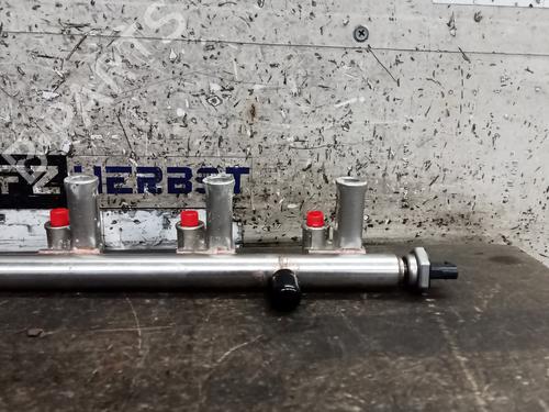 Used Injection rail OPEL CORSA F (P2JO) 1.2 (68) (101 hp) 22618438