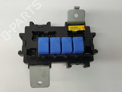 Used Fuse box RENAULT KOLEOS I (HY_) 2.0 dCi 4x4 (HY0K) (150 hp) 2734807