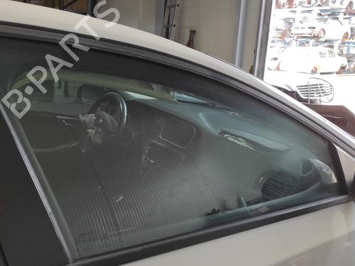 front-right-door-window-volvo-v40-hatchback-525-d3-2012-2013-2014-2015-2016-2017-2018-2019-13697813 main image