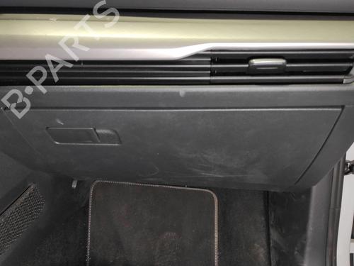 handskerum-vw-golf-viii-cd1-da1-2019-38711524 main image