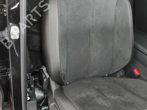 right-front-seat-ds-ds-7-crossback-j4_-jr_-jc_-puretech-130-jrhnsu-2017-19434438 main image
