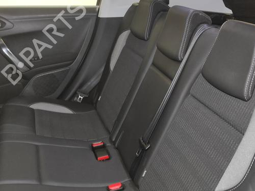 rear-seat-peugeot-2008-i-cu_-16-bluehdi-100-2013-18827366 main image