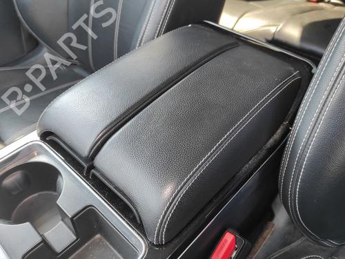 armrest-center-console-land-rover-range-rover-velar-l560-2017-34445361 main image