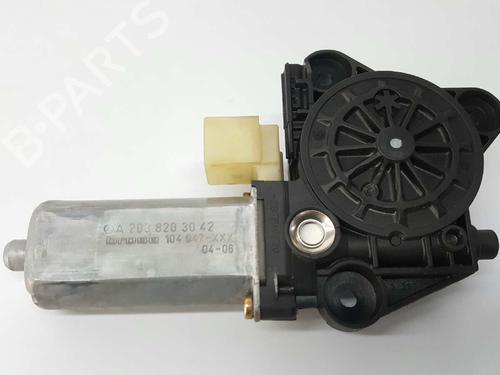 Rudehejsemotor bagstkærm højre MERCEDES-BENZ C-CLASS (W203) C 220 CDI (203.008) (150 hp) 4468530