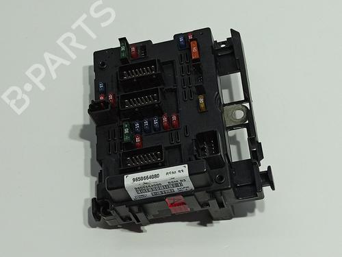 Used Fuse box Fuse box 39407189 39407189