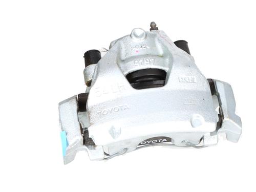 Venstre bremsekaliber foran Venstre bremsekaliber foran TOYOTA YARIS (_P21_, _PA1_, _PH1_) 1.5 Hybrid (MXPH10, MXPH11) (116 hp) 33771323 33771323