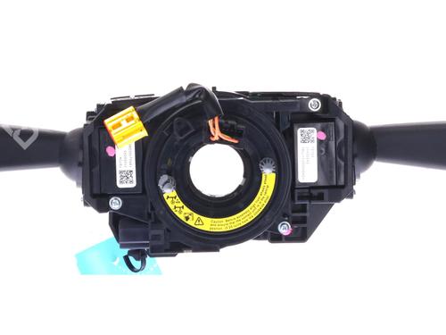 switch-volvo-v40-hatchback-525-2012-2013-2014-2015-2016-2017-2018-2019-40599256 main image