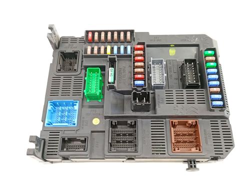 Used Fuse box Fuse box 37154668 37154668