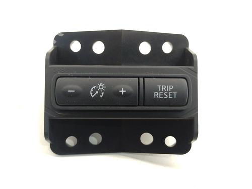 switch-nissan-pulsar-hatchback-c13-2014-33325552 main image