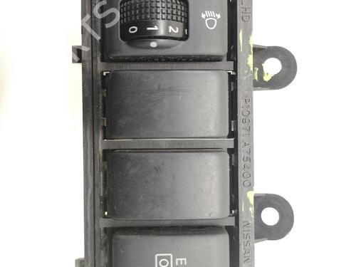 Used Headlight switch NISSAN X-TRAIL II (T31) [2007-2018]  21664084