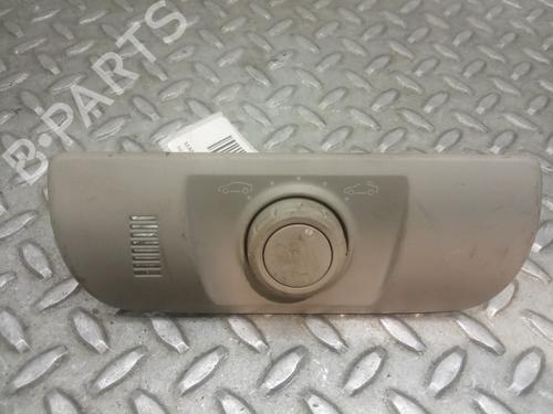 Used Switch RENAULT MEGANE III Hatchback (BZ0/1_, B3_) 1.5 dCi (106 hp) 10677976