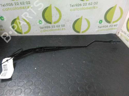 Used Front windshield wiper arm FIAT GRANDE PUNTO (199_) 1.3 D Multijet (199.AXD11, 199.AXD1A, 199.AXD1B,... (90 hp) 3473843