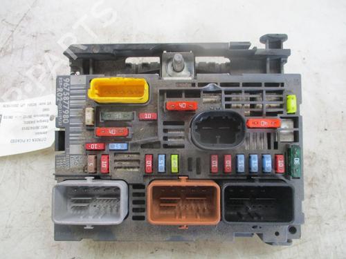 Used Fuse box Fuse box 39452216 39452216