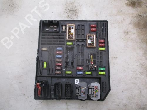 Used Fuse box Fuse box 33058253 33058253