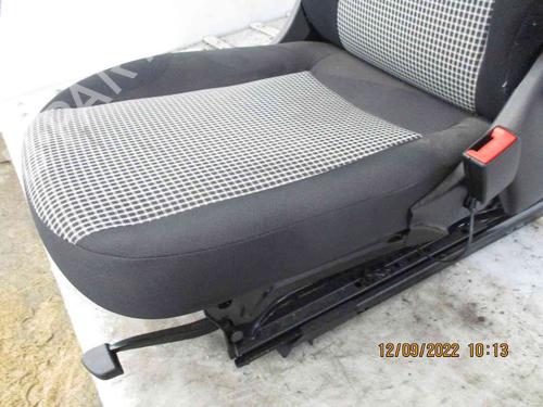 Right front seat RENAULT TWINGO III (BCM_, BCA_) 1.0 SCe 70 | BP26625073C16 