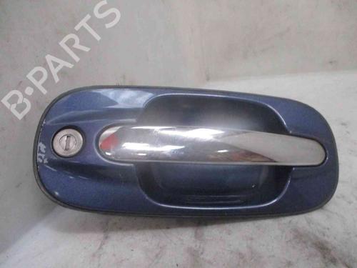 Used Front left exterior door handle HYUNDAI TRAJET (FO) 2.0 CRDi (113 hp) 24010759
