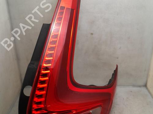 Feu arrière droit VOLVO XC40 (536) T5 Plug-in Hybrid (262 hp) 32036982