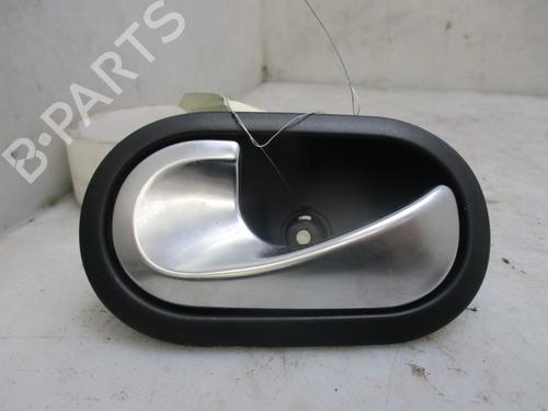 Venstre bagtil invendig håndtag RENAULT TWINGO III (BCM_, BCA_) 0.9 TCe 90 (BCM9, BCM2) (90 hp) 26634807