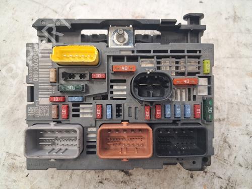 Used Fuse box Fuse box 37478838 37478838