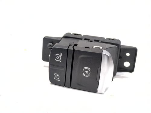 switch-renault-megane-iv-saloon-2016-32365797 main image