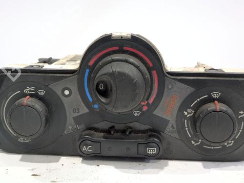 Używane Panel klimatyzacji / ogrzewania RENAULT MEGANE II (BM0/1_, CM0/1_) 1.6 16V (BM0C, CM0C) (113 hp) 24987335