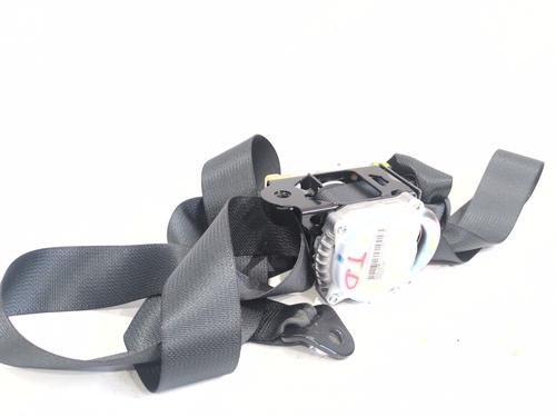 rear-right-seatbelt-renault-kadjar-ha_-hl_-2015-35782472 main image
