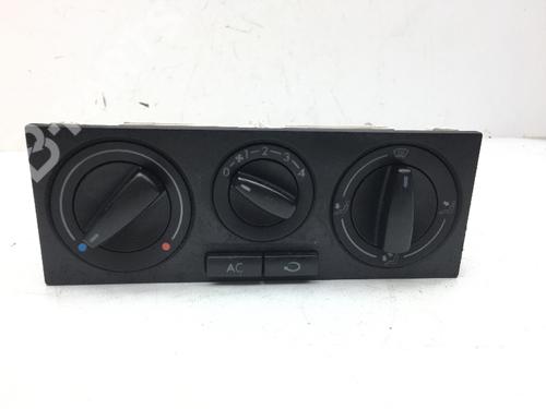 Used Climate control VW GOLF IV (1J1) 1.4 16V (75 hp) 10706786