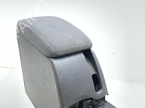 Used Armrest / Center console Armrest / Center console VW GOLF V (1K1) 1.4 16V (75 hp) 40293905 40293905