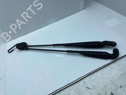 Used Front windshield wiper arm RENAULT TWINGO I (C06_) 1.2 (C066, C068) (58 hp) 30939989