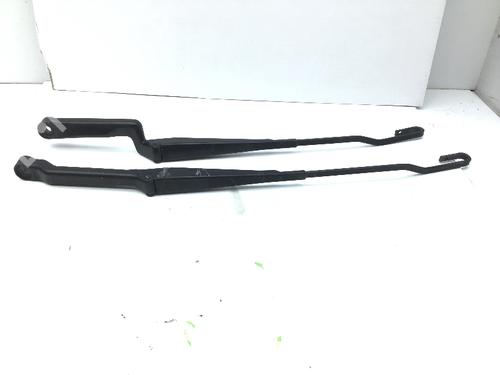 Used Front windshield wiper arm VW POLO III (6N1) 60 1.4 (60 hp) 23210820