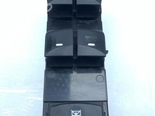 Used Left front window switch HYUNDAI i30 (GD) 1.4 (99 hp) 31624041