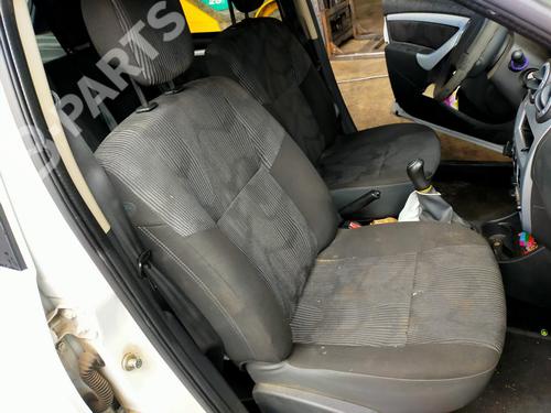 right-front-seat-dacia-sandero-15-dci-2008-8242644 main image