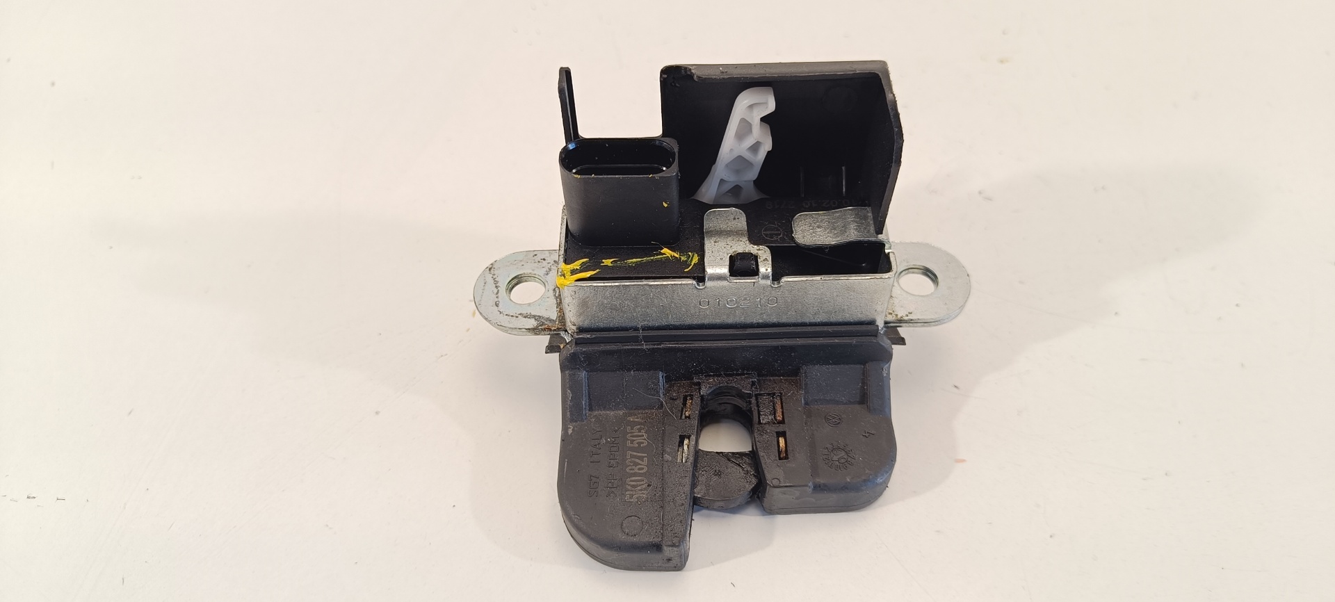 Tailgate lock VW GOLF VI (5K1) 2.0 TDI 15511573 BParts