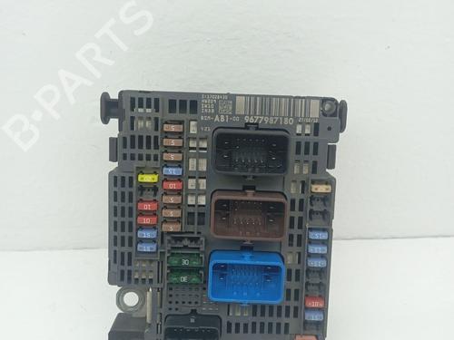 Used Fuse box Fuse box 39074718 39074718