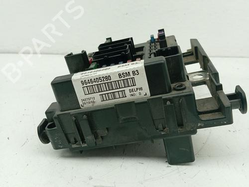 Used Fuse box Fuse box 39074677 39074677