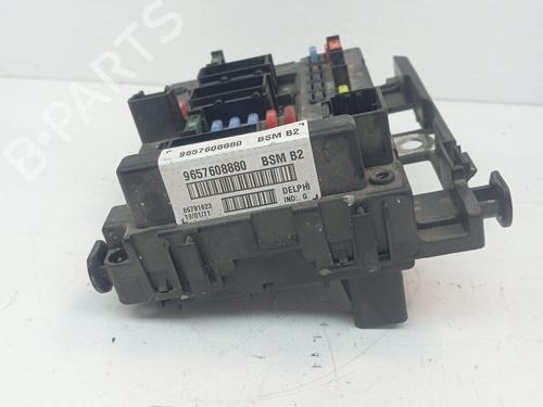 Used Fuse box Fuse box 38414820 38414820