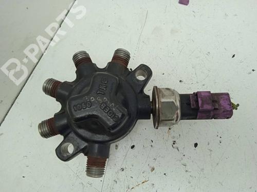 Used Injection rail FORD FOCUS I (DAW, DBW) 1.8 TDCi (100 hp) 4317429