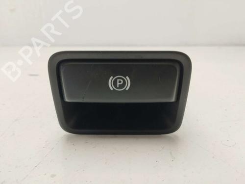 switch-mercedes-benz-cla-coupe-c117-2013-2014-2015-2016-2017-2018-2019-25334480 main image