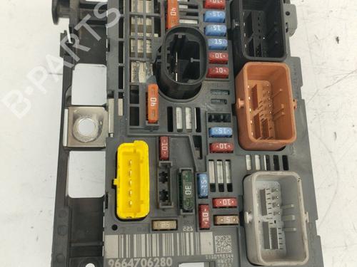 Used Fuse box Fuse box 39074685 39074685