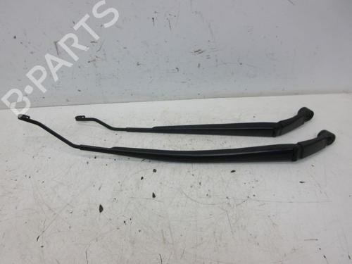 Used Front windshield wiper arm TOYOTA YARIS (_P21_, _PA1_, _PH1_) 1.5 Hybrid (MXPH10, MXPH11) (116 hp) 22931002