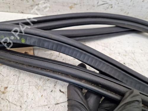 Rubber door seal SKODA SUPERB II (3T4) 2.0 TDI | BP29106172C142 
