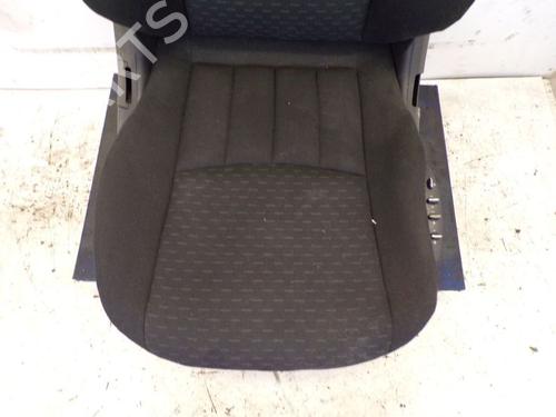 Right front seat MERCEDES-BENZ C-CLASS (W203) C 200 Kompressor (203.042) | BP37121561C16 - Image 3