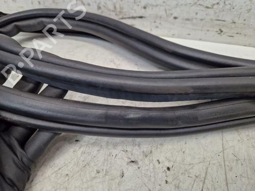 Rubber door seal SKODA SUPERB II (3T4) 2.0 TDI | BP29106172C142 
