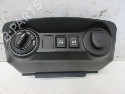 switch-nissan-navara-np300-pickup-d23-d23t-2014-38507455 main image
