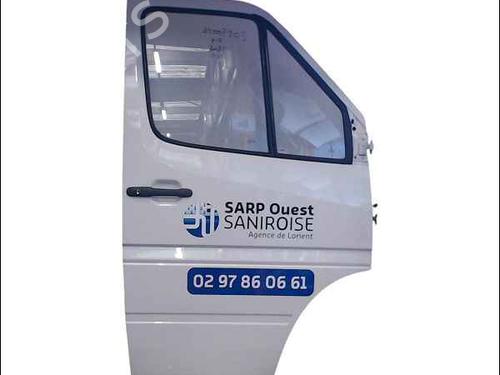 Used Right front door MERCEDES-BENZ SPRINTER 2-t Van (B901, B902) [1995-2006]  25012701